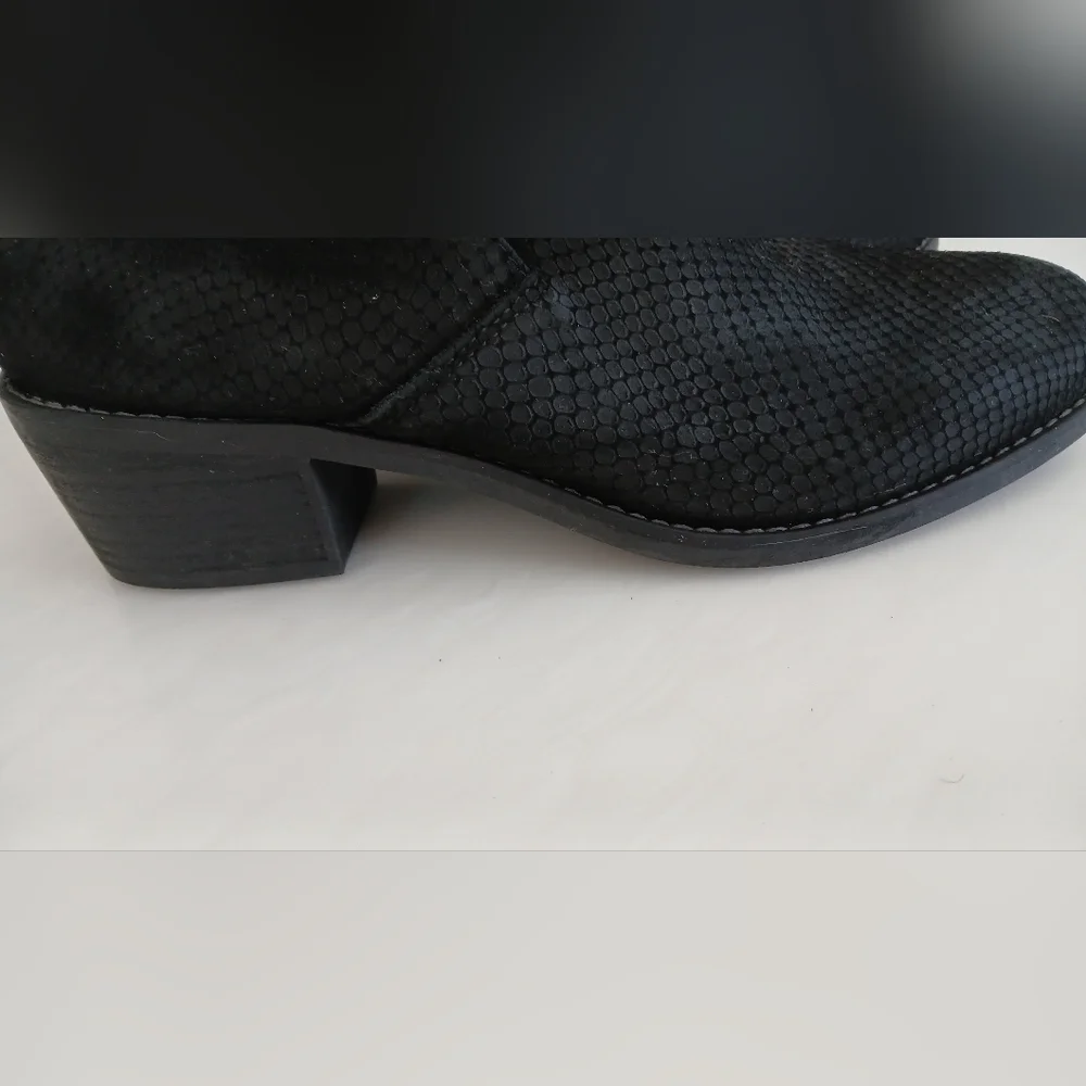 Me Too Black Textured Block Heel Booties – Size 8M – NWOT